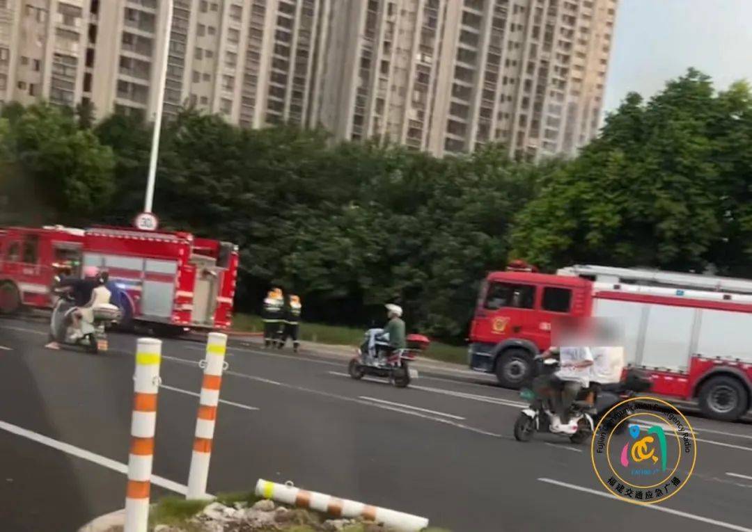福州一小区发生火灾，现场火势较大、浓烟滚滚！