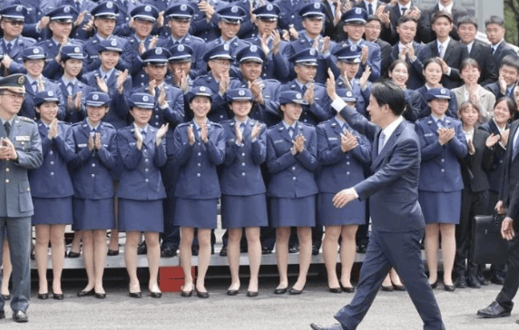 解放军6艘军舰绕台，台军前高官：拒统代价沉重，赖清德当局顶不住